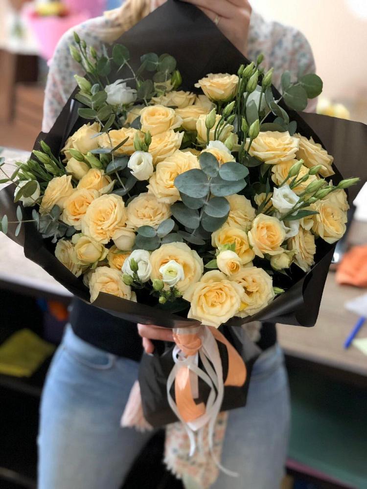 Букет цветов из: Розы и Лизиантусы в Энеме