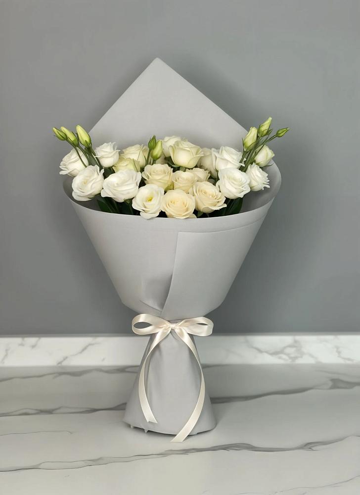 Букет цветов из: Розы и Лизиантусы в Энеме