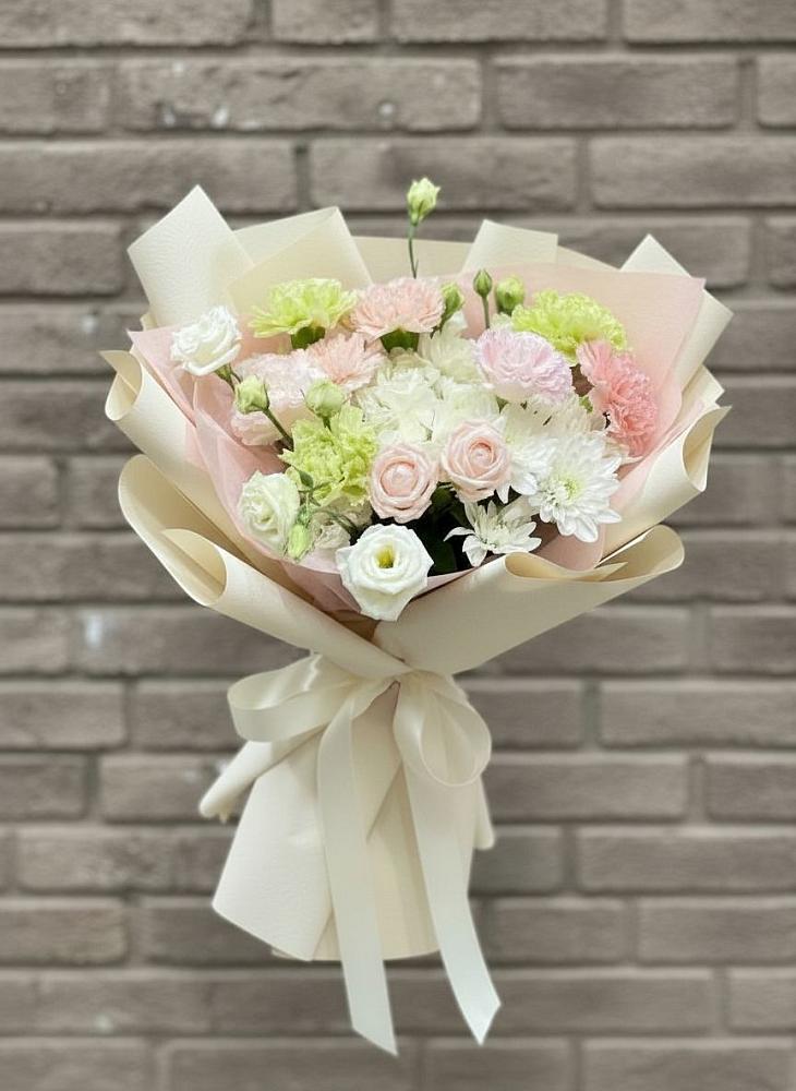 Букет цветов из: Гвоздики, Розы, Лизиантусы и Хризантемы в Энеме