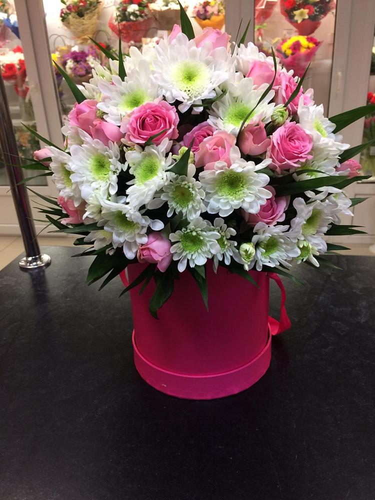 Цветочная композиция из Розы и Хризантемы в шляпной коробке в Энеме