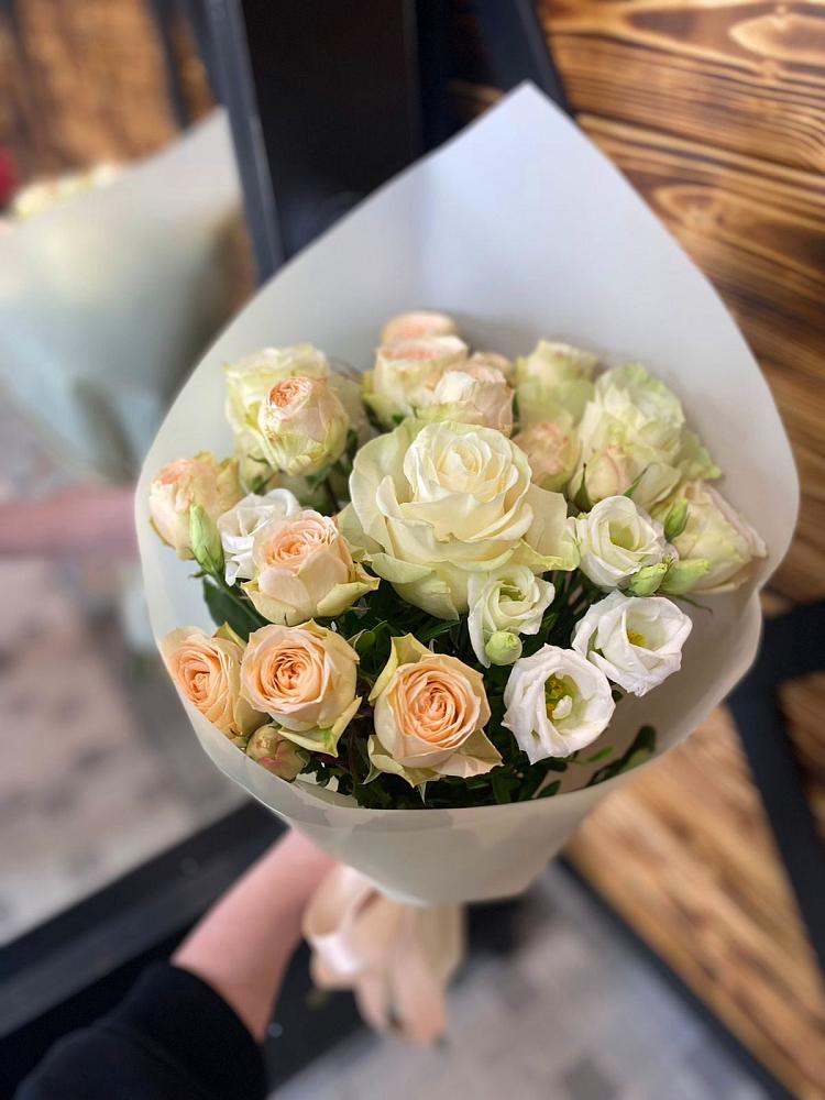 Букет цветов из: Розы и Лизиантусы в Энеме